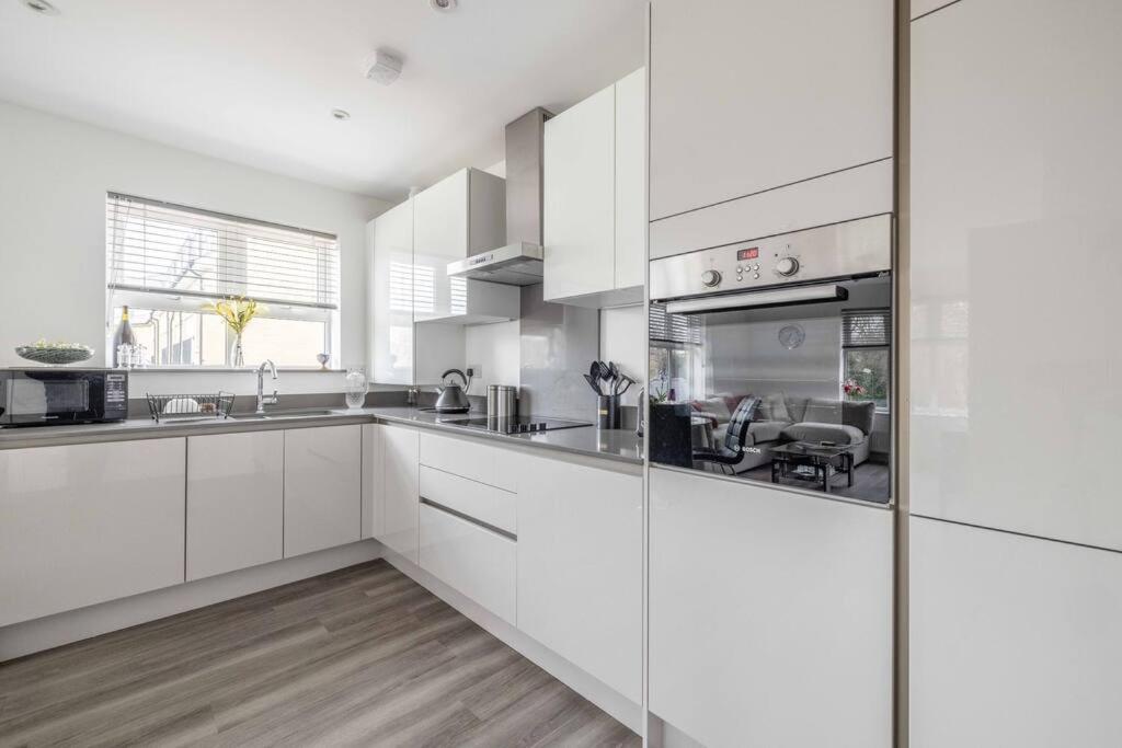 Stylish Home @ Virginia Water Lake & Free Parking Englefield Green Exterior foto